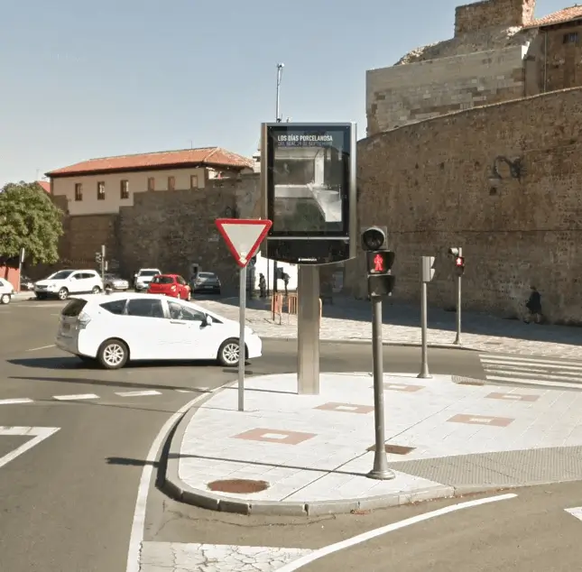 Reloj-termómetro publicitario en la plaza del Espolón de León, junto a la Real Colegiata de San Isidoro
